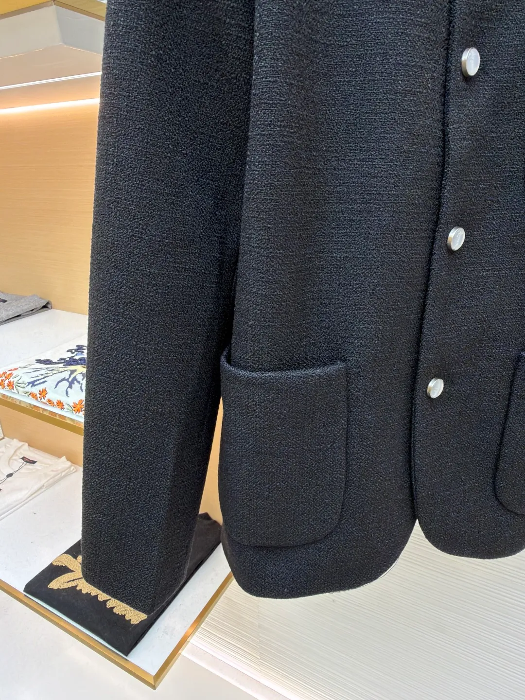 LOUIS VUITTON Pocket embroidered single-breasted jacket ●Original version: Purchased and developed by 34690 ●Item number: 1681733-B90 ●Fabric: cotton fabric ●Technology: embroidery production ●Color: black ●Version: fitted version ●Weight: about 1165 grams ●Size: 46-48-50-52 ●Description: The fabric is made of 100% pure cotton yarn knitted jacquard fabric. The skin-friendly and comfortable knitted jacquard technology gives the fabric a unique texture and texture, highlighting its quality; Marque L.Vuitton on the chest pocket The Déposée logo is embroidered with delicate stitching, clear patterns, and distinctive brand features; the inside is made of custom-woven gray checkerboard cupro fiber, which is breathable and skin-friendly. The custom-woven process ensures a perfect fit with the jacket, showing exquisite craftsmanship and high-end quality from the outside to the inside; the tailoring process shapes the version, with smooth lines and fits the body shape, showing a neat fashion sense. Pearlescent buttons have a soft luster, high-grade texture, and precise installation, matching the overall style. The overall wiring is straight and delicate, the fabric is comfortable and soft, and the color is consistent without color difference. It can be matched with the same style to create a fashionable look and control various occasions. Customized accessories, complete with three standards, same style for men and women!